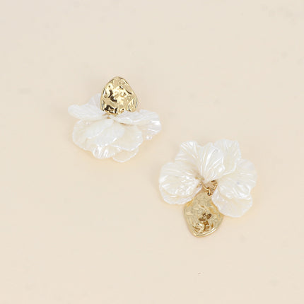 Boucles pendantes Isalina - pièces style pétales en résine blanche nacrée
