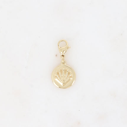 Charm Aiyana - pièce ronde avec coquillage gravé