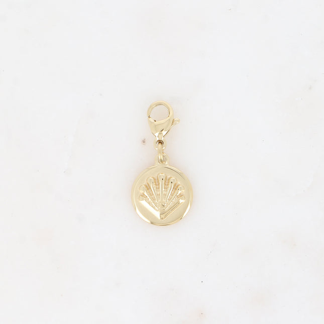 Charm Aiyana - pièce ronde avec coquillage gravé