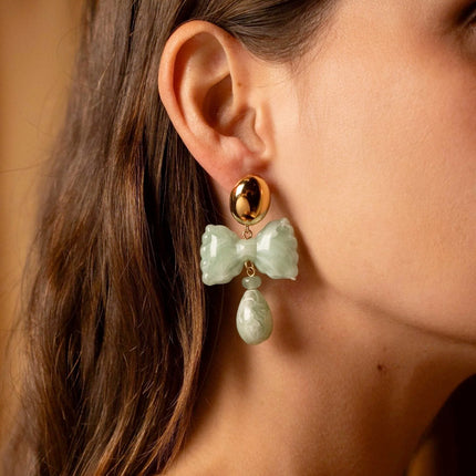 Boucles pendantes Aaliya - noeud papillon et goutte en acétate coloré