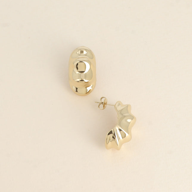 Noeline stud earrings - shell-shaped piece