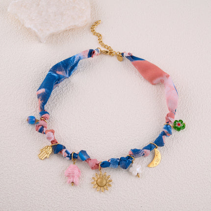 Collier en tissu - motifs uniques avec breloques (main, fleur, lune, poisson, fleurs) et céramique émaillée