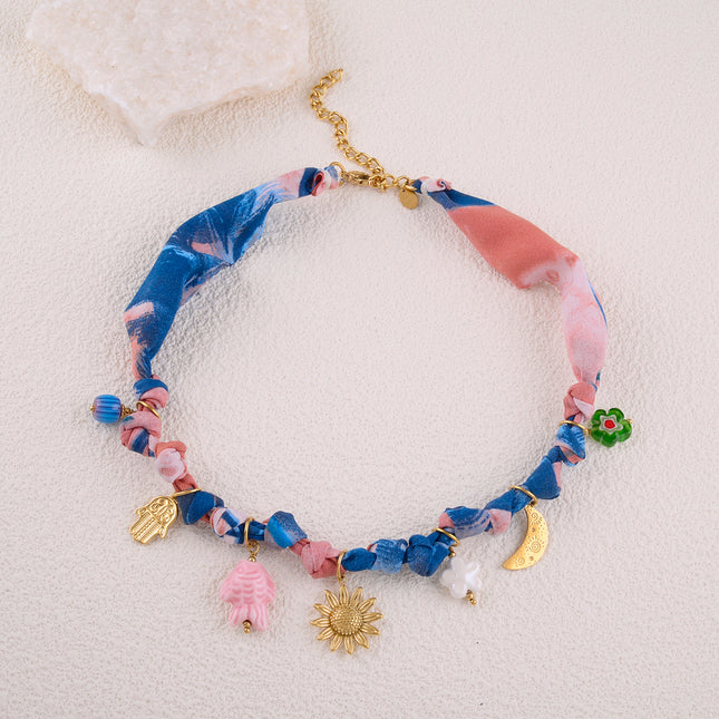 Collier en tissu - motifs uniques avec breloques (main, fleur, lune, poisson, fleurs) et céramique émaillée