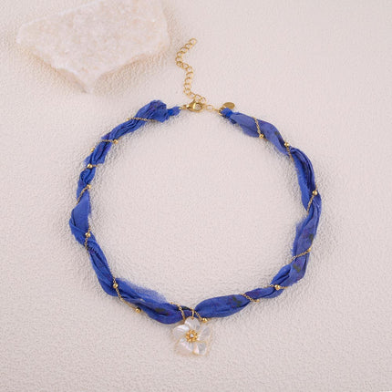 Collier en tissu tressé Naïora - fleur nacrée avec cristal