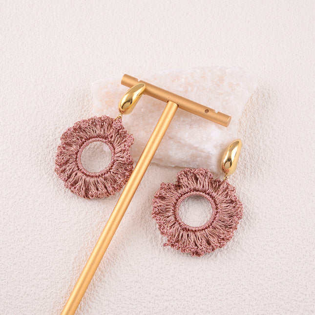 Boucles pendantes - pièce goutte et pièce en tissu tressé formant fleur