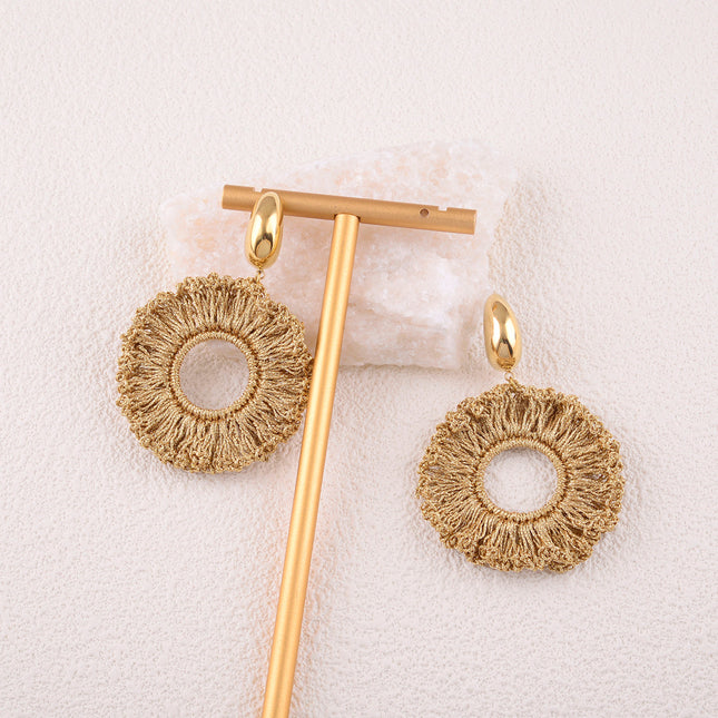 Boucles pendantes - pièce goutte et pièce en tissu tressé formant fleur