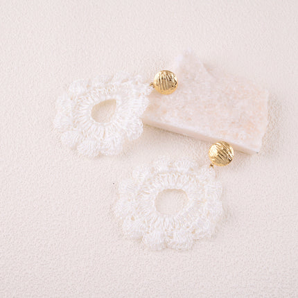 Boucles pendantes Calyma - pièce ronde et pièce en tissu tressé formant fleur
