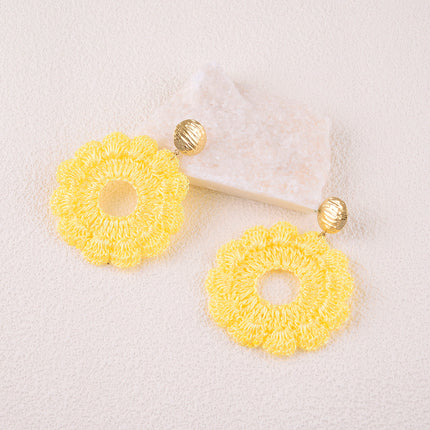 Boucles pendantes Calyma - pièce ronde et pièce en tissu tressé formant fleur