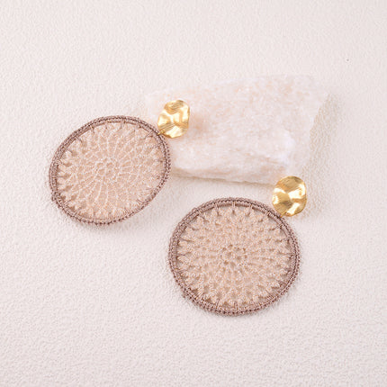 Boucles pendantes - pièce ronde martelée et pièce en tissu tressé formant rosace