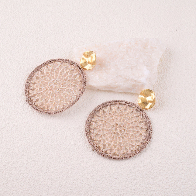 Boucles pendantes - pièce ronde martelée et pièce en tissu tressé formant rosace