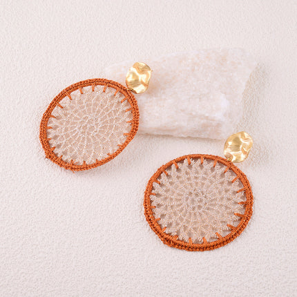 Boucles pendantes - pièce ronde martelée et pièce en tissu tressé formant rosace