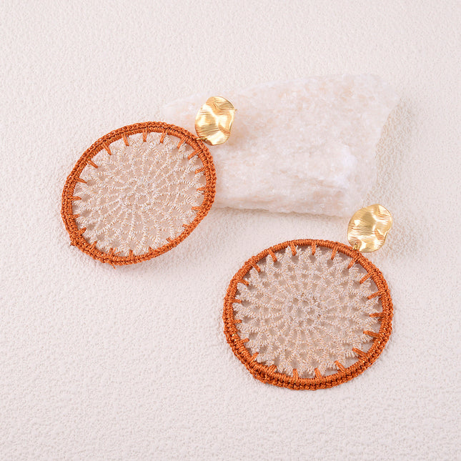 Boucles pendantes - pièce ronde martelée et pièce en tissu tressé formant rosace
