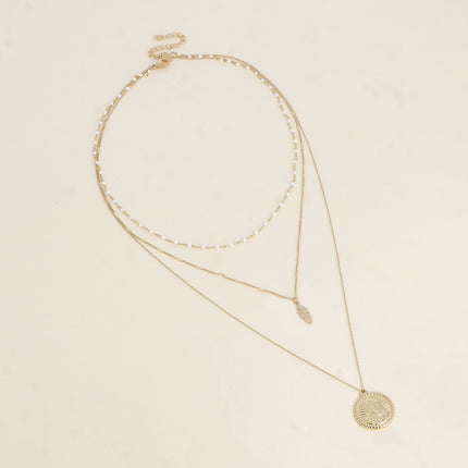Collier - 3 rangs, maille émaillée, plume et médaillon de la Madone