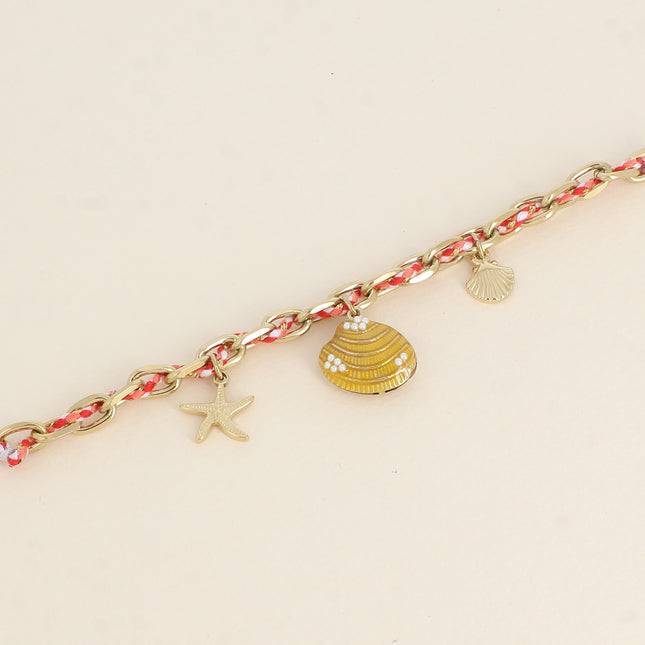 Bracelet - chaîne et cordon tressé, 3 pampilles (étoile de mer, coquillage émaillé et coquillage)