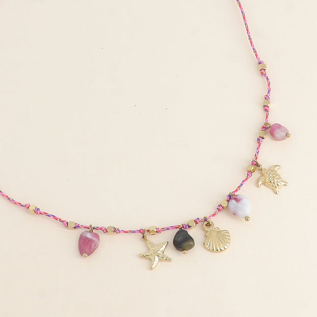 Collier - cordon avec pampilles (coquillages, étoile de mer, tortue) et pierres naturelles
