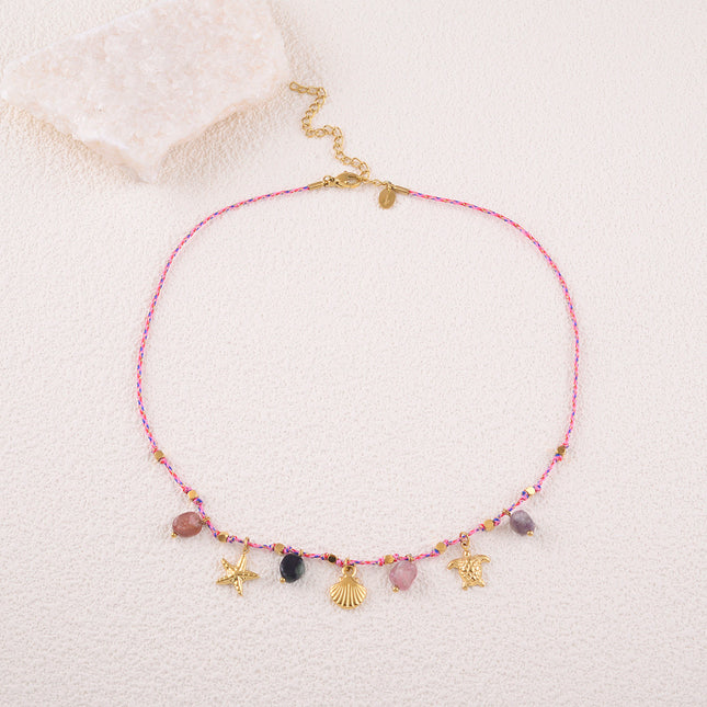 Collier - cordon avec pampilles (coquillages, étoile de mer, tortue) et pierres naturelles