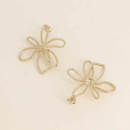 Boucles puces Soleane - fleur ajourée effet brossée mat, 40 x 44 mm