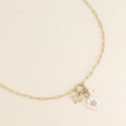 Collier Nahla - maille aux anneaux ovales, rond et breloques (fleur nacrée, papillon et perle d'eau douce)