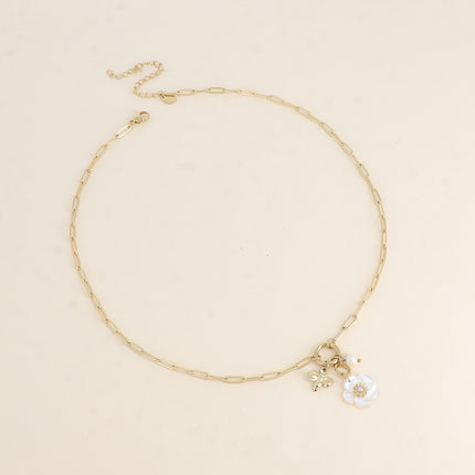 Collier Nahla - maille aux anneaux ovales, rond et breloques (fleur nacrée, papillon et perle d'eau douce)