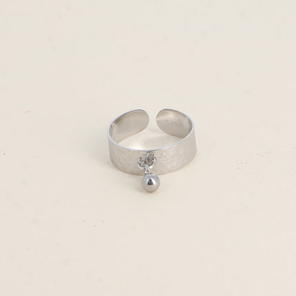 Bague - anneau martelé et pampille petite boule