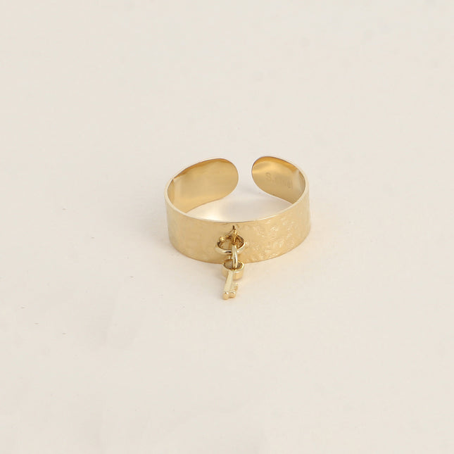 Bague - anneau martelé et pampille clef