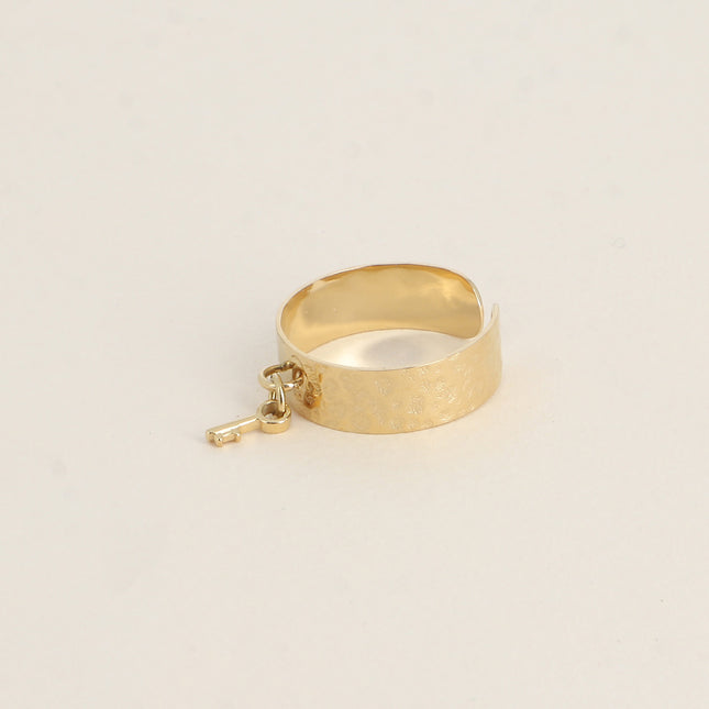 Bague - anneau martelé et pampille clef