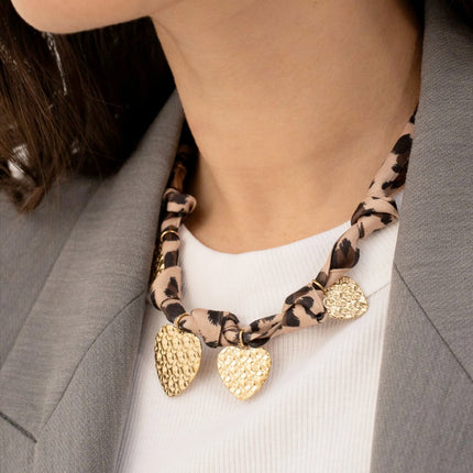 Collier Agla - tissu et pampilles coeurs texturés
