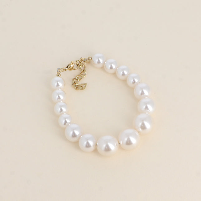 Thereshi Bracelet - round white resin beads
