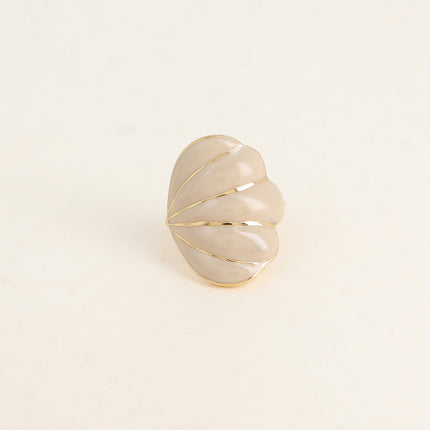 Bague Regina - forme plate effet coquillage avec émail sur le côté