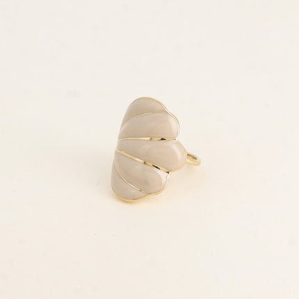 Bague Regina - forme plate effet coquillage avec émail sur le côté