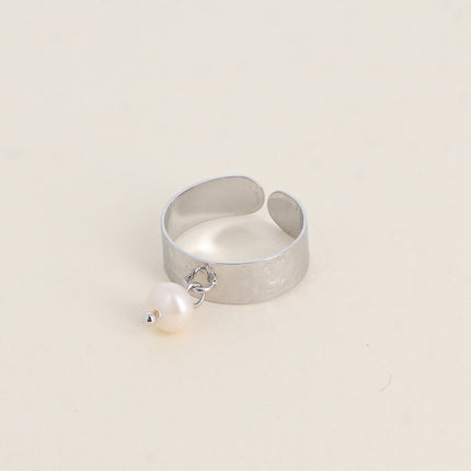 Bague - anneau martelé et perle d'eau douce