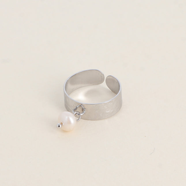 Bague - anneau martelé et perle d'eau douce
