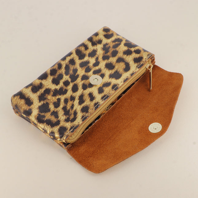 Pochette Barcelone Léopard - 1 bouton aimanté, 1 zip et 3 poches