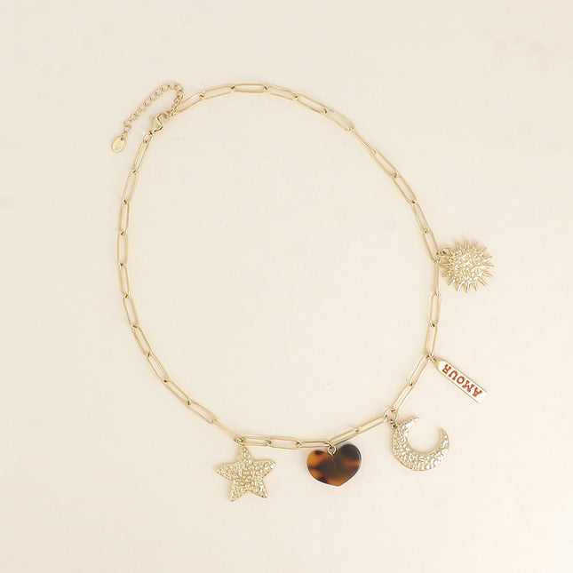 Collier - lune, soleil et étoile martelés, plaquette AMOUR en émail et un coeur en résine léopard