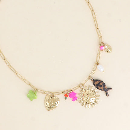 Collier - coeur martelé, soleil, fleur et poisson en résine, pierres naturelles
