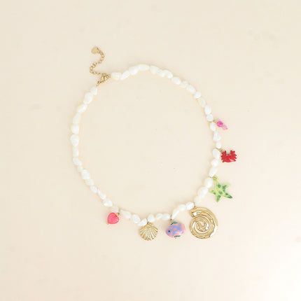 Collier sur fil Lunara - perles nacrées, coquillages, poisson, étoile de mer et crabe