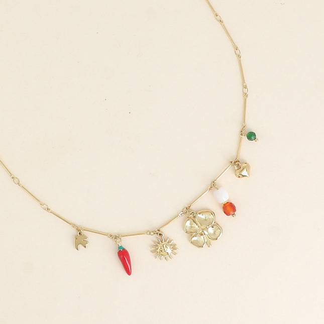 Collier - soleil, piment en émail, trèfle, perles et coeur