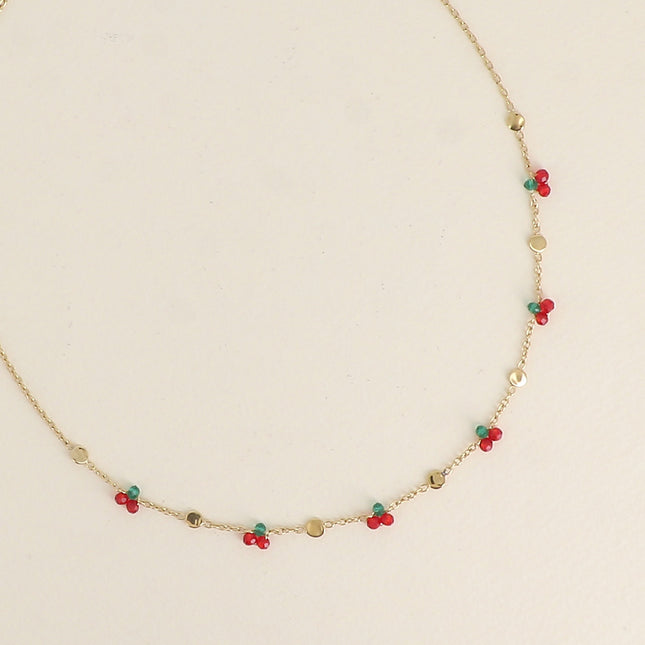Collier - pastilles rondes martelées et de perles cerises