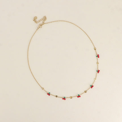 Collier - pastilles rondes martelées et de perles cerises