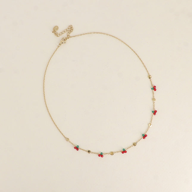 Collier - pastilles rondes martelées et de perles cerises