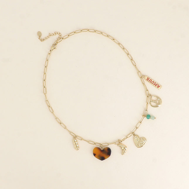 Collier - coeurs, plaquette AMOUR en émail, croissant, bretzel et perles