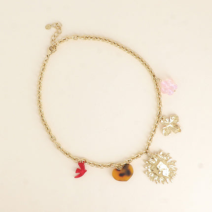 Collier Kalyra - oiseau et coeur en résine, coeur martelé, trèfle, perle fleur
