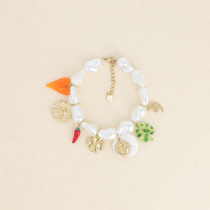 Bracelet sur fil Vespera - perles en résine blanche, coeur, fleur, piment, trèfles, soleil, pièce nacrée et oiseau