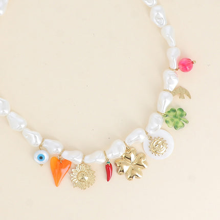 Collier sur fil Vespera - perles en résine blanche, coeur, fleur, piment, trèfles, soleil, pièce nacrée et oiseau