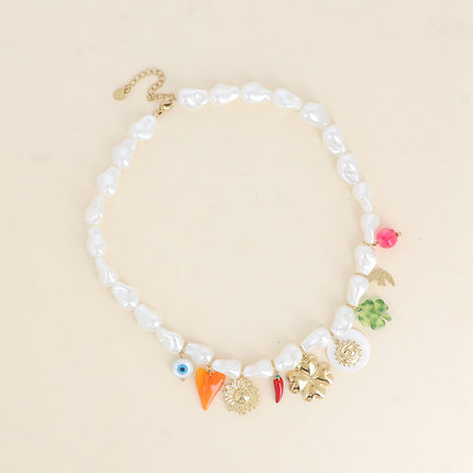 Collier sur fil Vespera - perles en résine blanche, coeur, fleur, piment, trèfles, soleil, pièce nacrée et oiseau