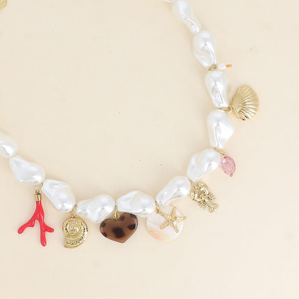 Collier sur fil Elvia - perles en résine blanche, branche de corail, coquillages, coeur en résine léopard, étoile de mer, pièce nacrée, homard