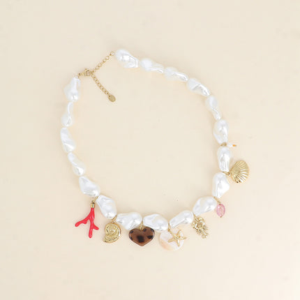 Collier sur fil Elvia - perles en résine blanche, branche de corail, coquillages, coeur en résine léopard, étoile de mer, pièce nacrée, homard