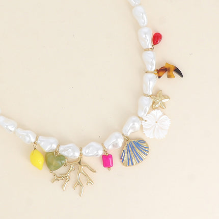 Collier sur fil - perles en résine blanche, branche de corail, fleur nacrée, coquillage en émail, étoile de mer, oiseau en résine, citron, perle coeur