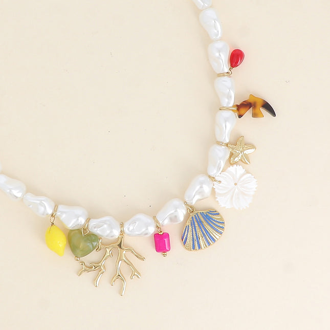 Collier sur fil - perles en résine blanche, branche de corail, fleur nacrée, coquillage en émail, étoile de mer, oiseau en résine, citron, perle coeur