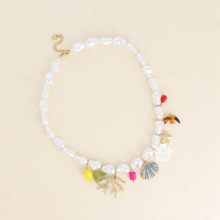 Collier sur fil - perles en résine blanche, branche de corail, fleur nacrée, coquillage en émail, étoile de mer, oiseau en résine, citron, perle coeur